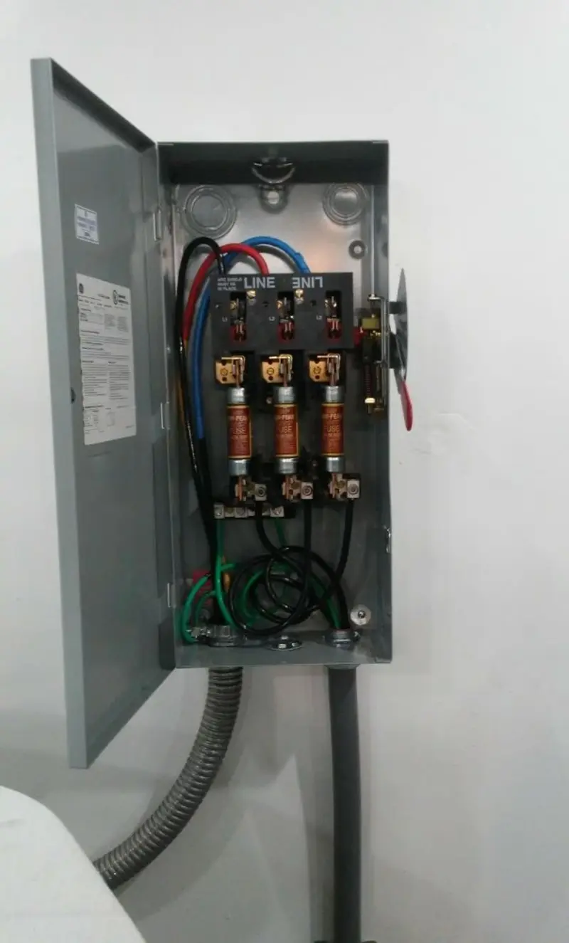 Three-phase disconnect switch installed for Smoke Detector Installation in Sonora